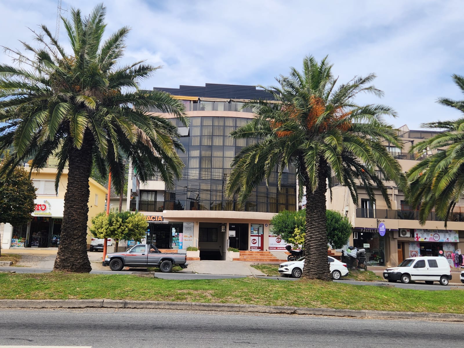 Departamento monoambiente venta, cochera, pileta. Av Principal, Villa Carlos Paz.