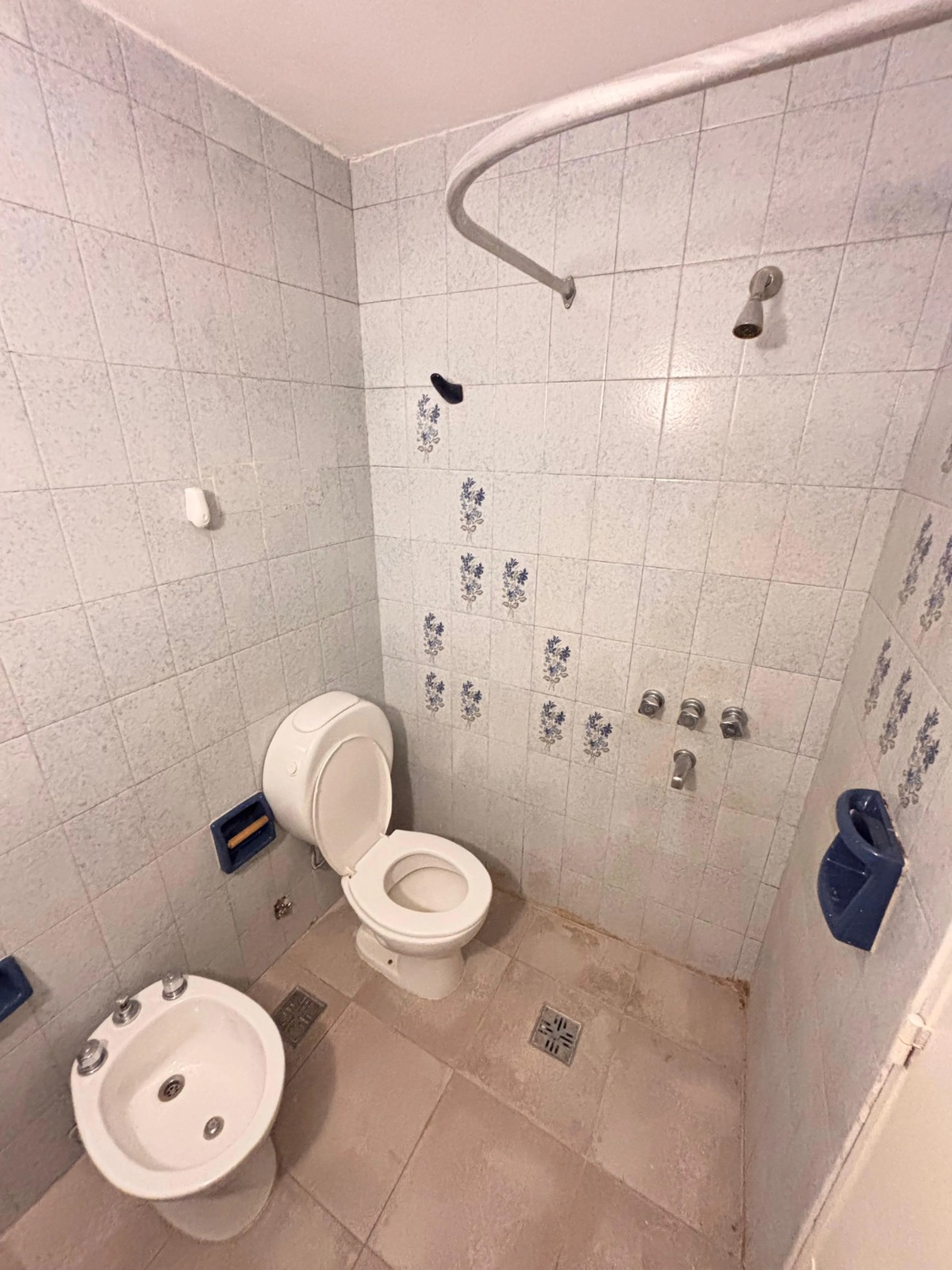 Vendo Dos Dormitorios sobre Cañada esquina Bv San Juan- Piso Alto