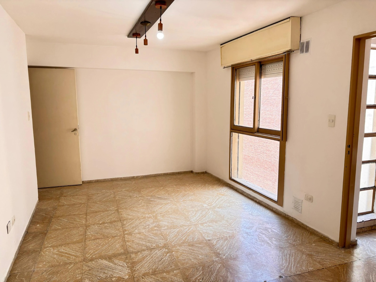 Vendo Dos Dormitorios sobre Cañada esquina Bv San Juan- Piso Alto