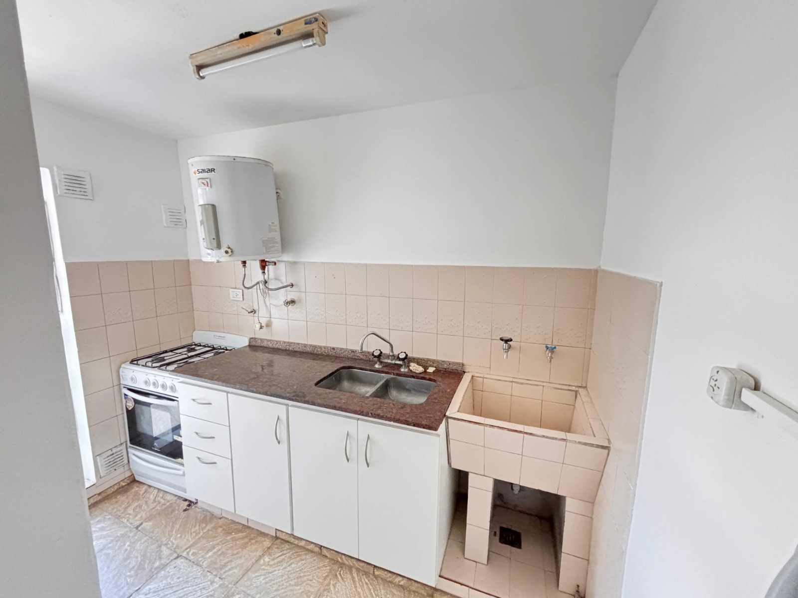 Vendo Dos Dormitorios sobre Cañada esquina Bv San Juan- Piso Alto
