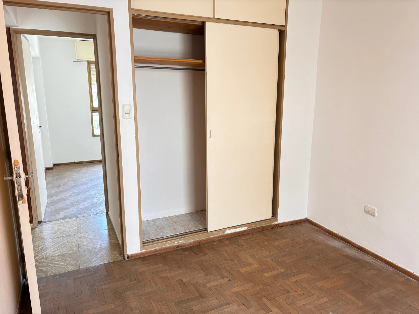 Vendo Dos Dormitorios sobre Cañada esquina Bv San Juan- Piso Alto