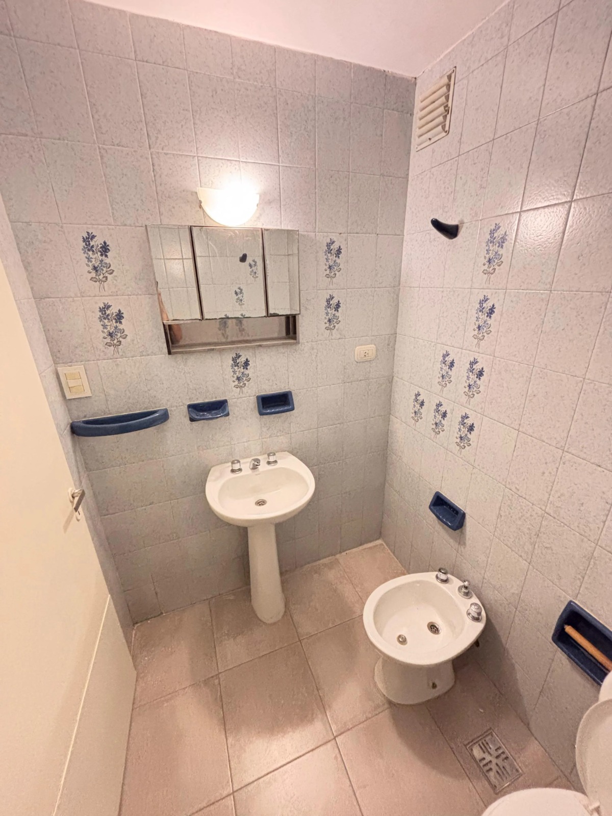 Vendo Dos Dormitorios sobre Cañada esquina Bv San Juan- Piso Alto