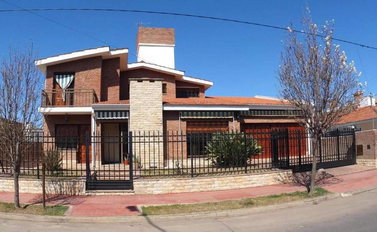 Se Vende Casa 5 Dormitorios Zona Norte Cerro de las rosas