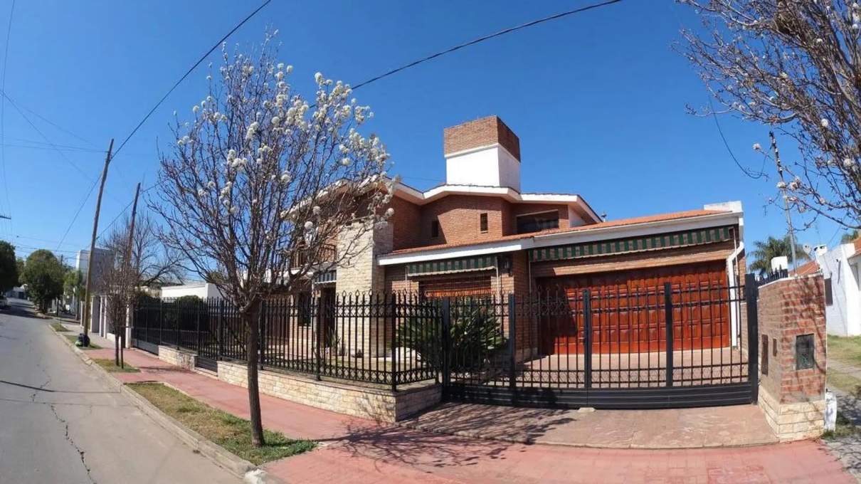 Se Vende Casa 5 Dormitorios Zona Norte Cerro de las rosas