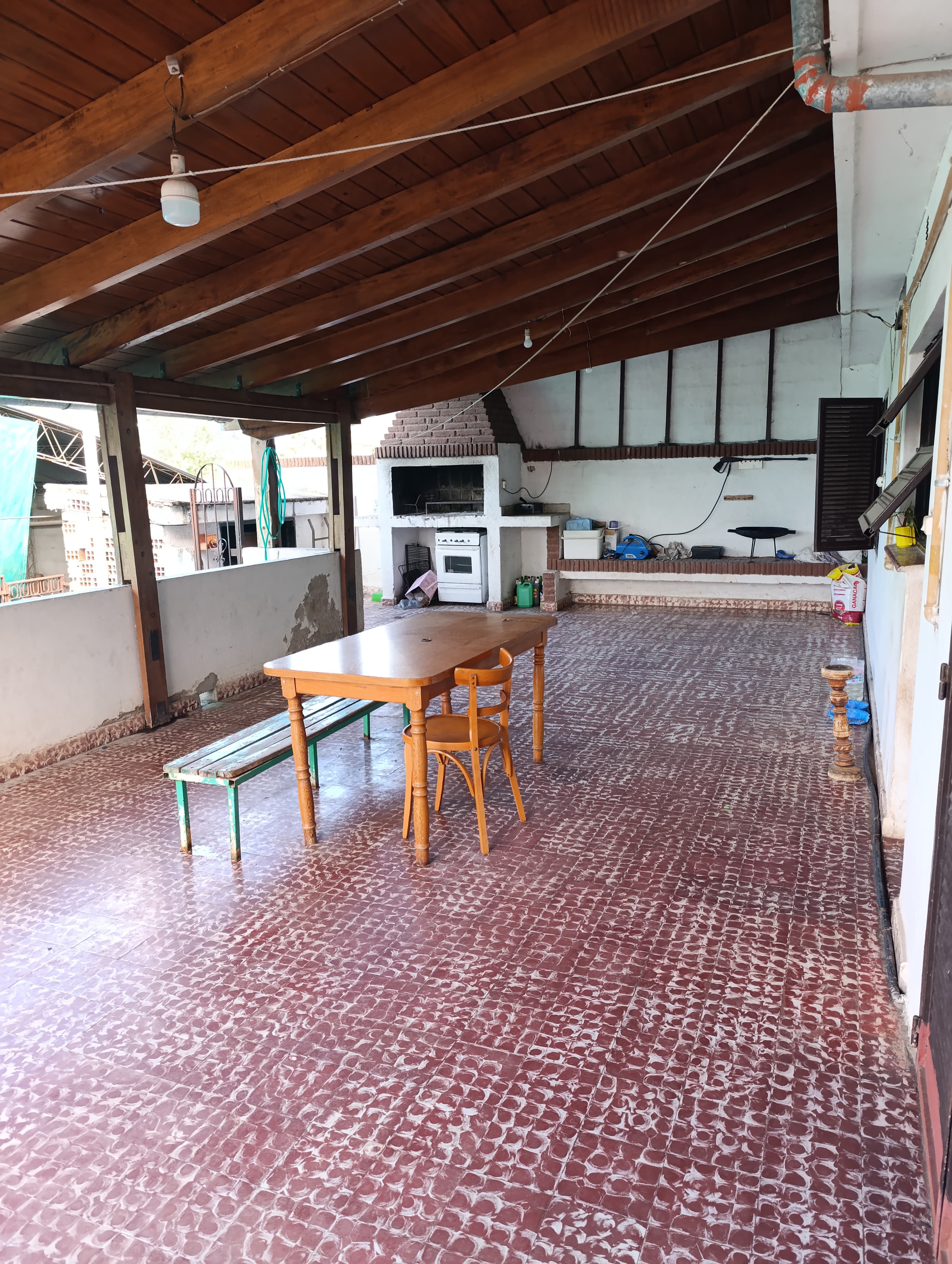 Se vende casa mas local comercial y galpón en La Calera