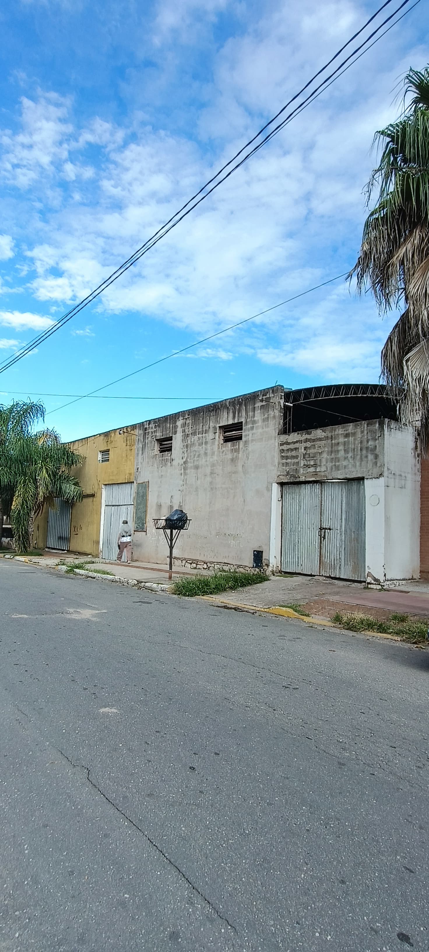 Se vende casa mas local comercial y galpón en La Calera