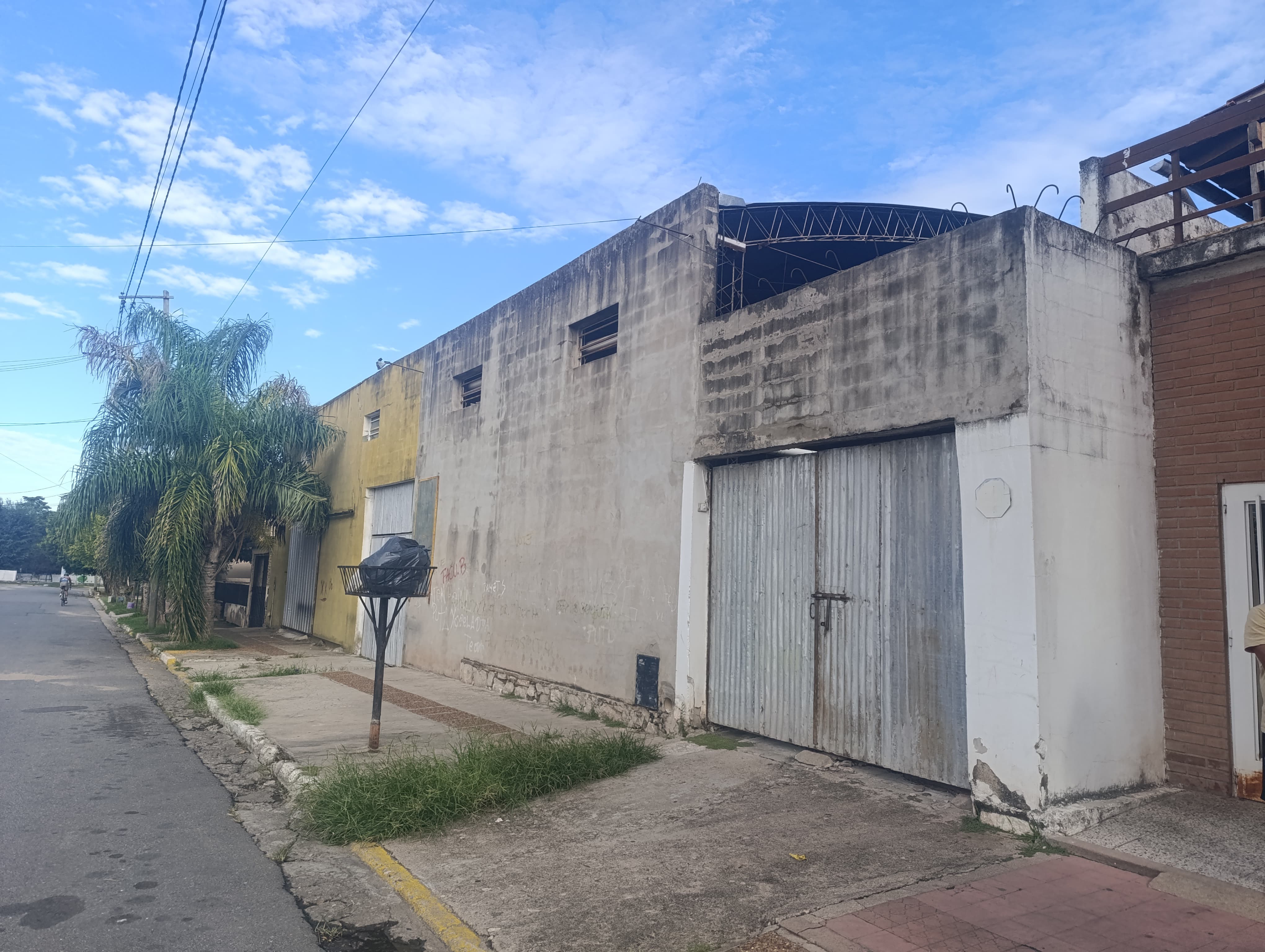 Se vende casa mas local comercial y galpón en La Calera