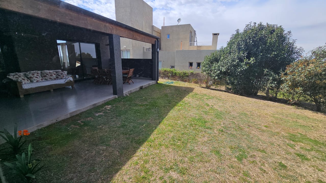 Casa a La Venta Sobre un Lote de 1000 m en Estancia Q2
