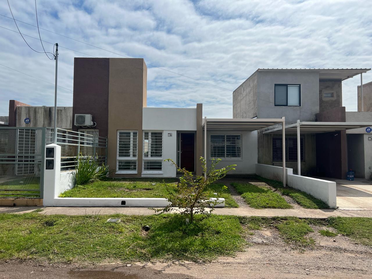 ALQUILO CASA B UNIVERSITARIO DE HORIZONTE - 2 DORMITORIOS CON PATIO Y COCHERA-