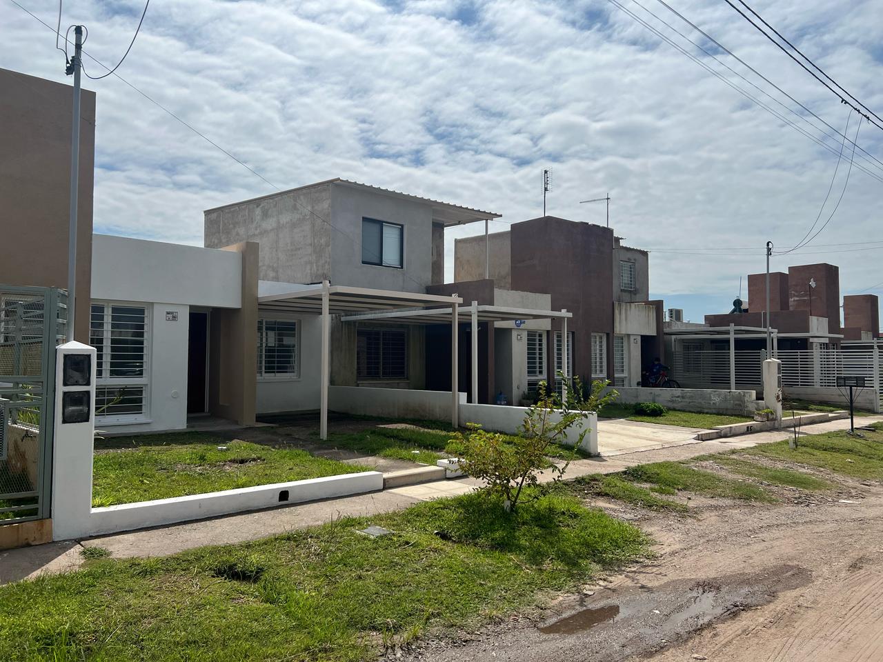 ALQUILO CASA B UNIVERSITARIO DE HORIZONTE - 2 DORMITORIOS CON PATIO Y COCHERA-