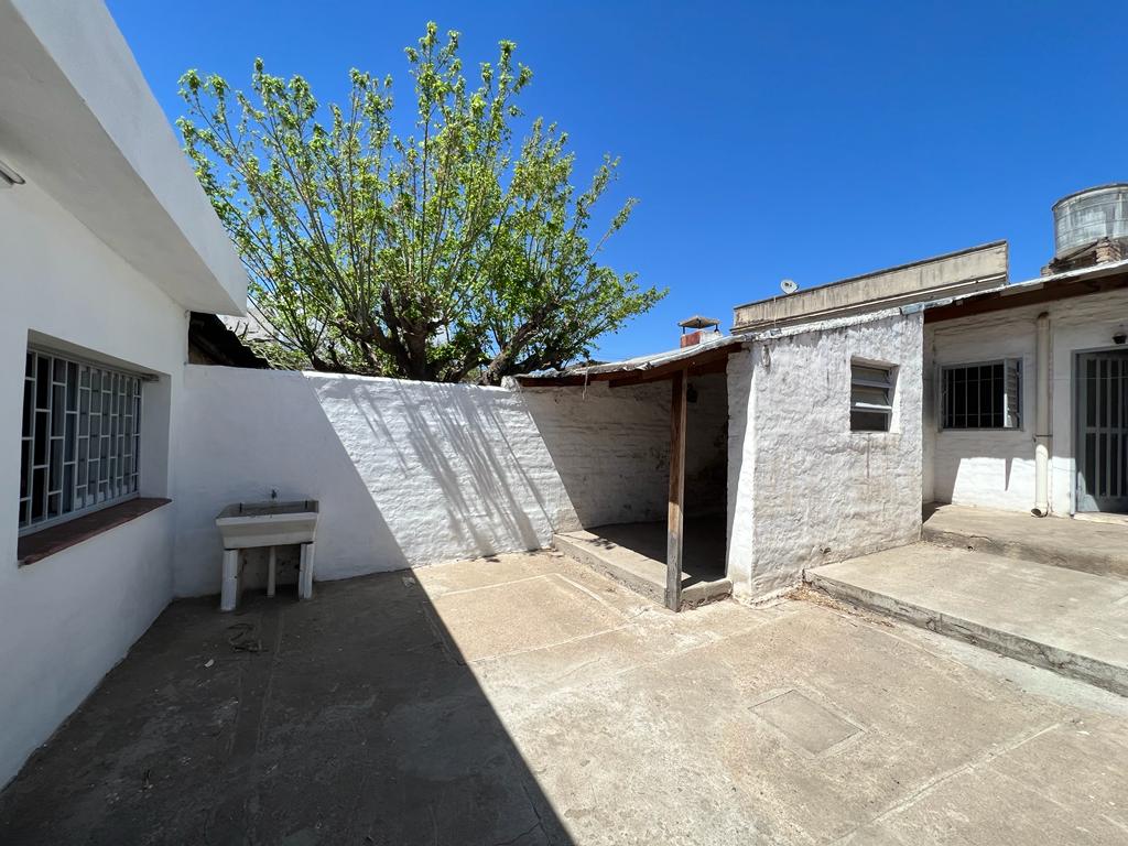 B OBSERVATORIO - VENDO CASA 2 DORMITORIOS CON DPTO-  CON RENTA -