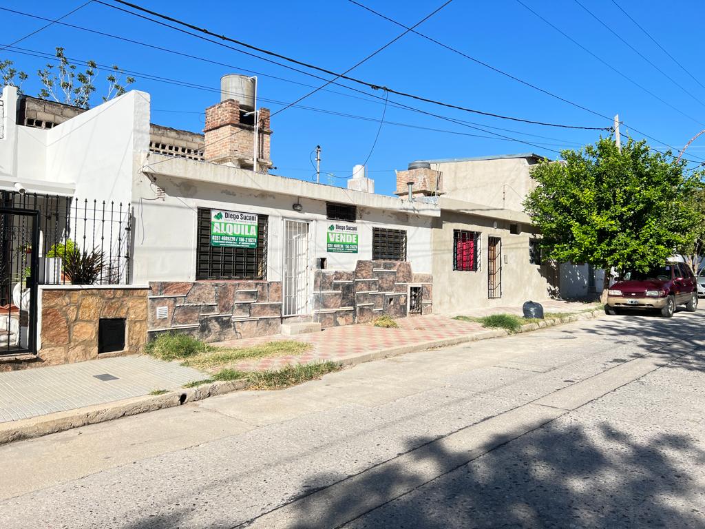CASA EN VENTA BARRIO GUEMES  CON RENTA