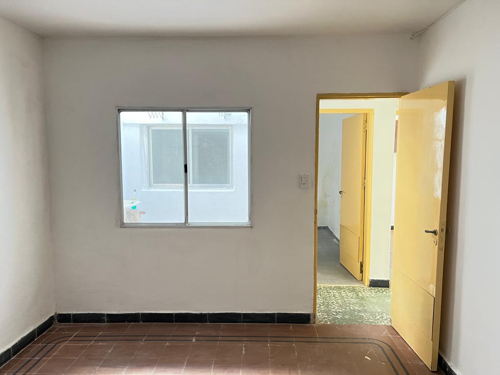 CASA EN VENTA BARRIO GUEMES  CON RENTA