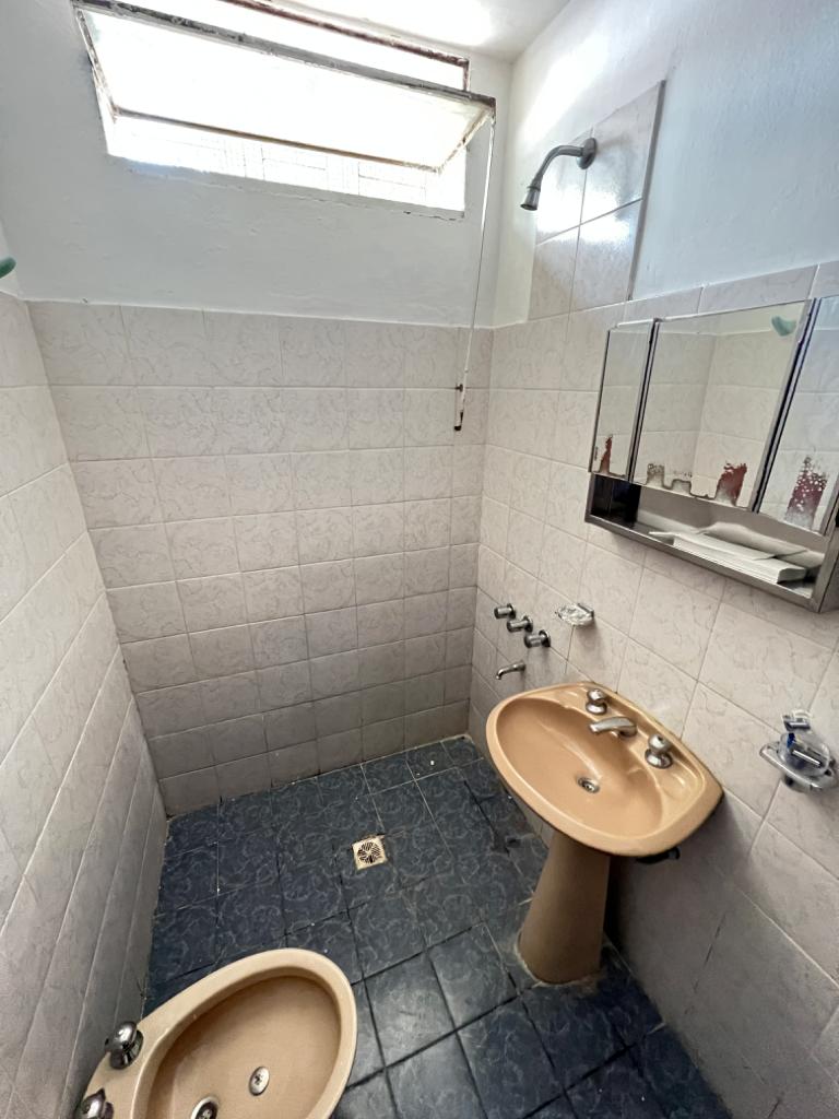 CASA EN VENTA BARRIO GUEMES  CON RENTA