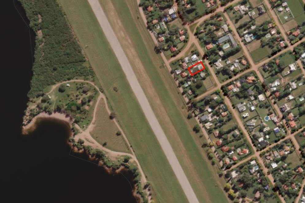 DOS CASAS CON PILETA A 100M LAGO RUMIPAL ZONA B AERODROMO