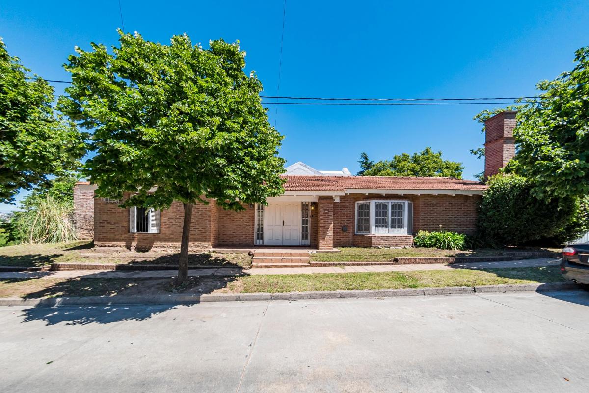 Venta. Casa 3 Dorm. 4 Baños. Garage 2 Vehículos. Jardín y Pileta. Urca. Córdoba
