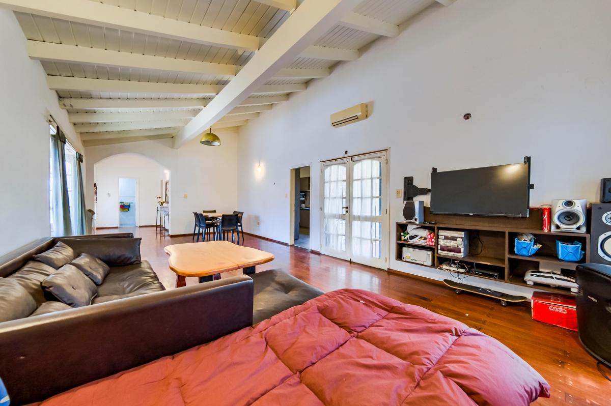 Venta. Casa 3 Dorm. 4 Baños. Garage 2 Vehículos. Jardín y Pileta. Urca. Córdoba