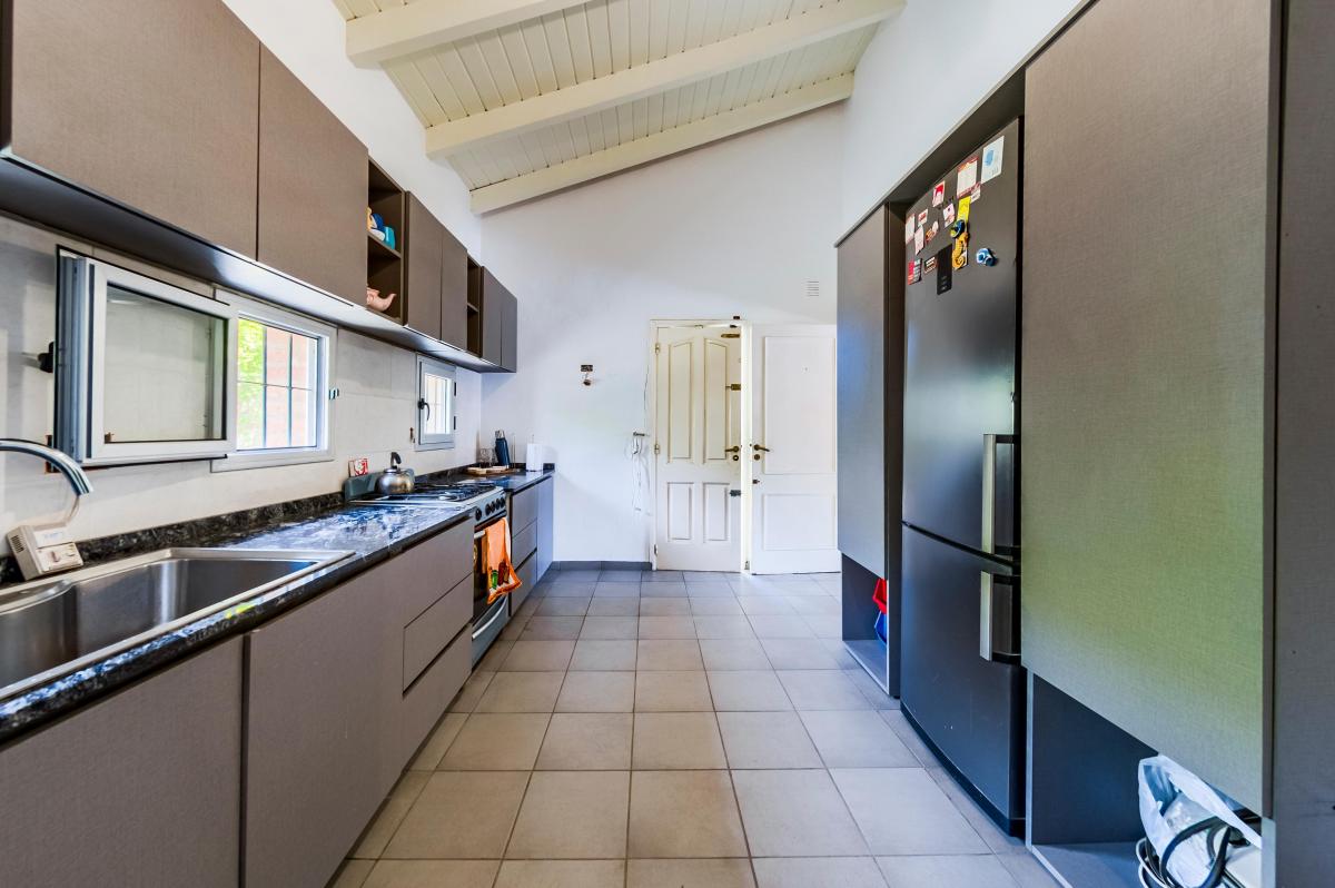Venta. Casa 3 Dorm. 4 Baños. Garage 2 Vehículos. Jardín y Pileta. Urca. Córdoba