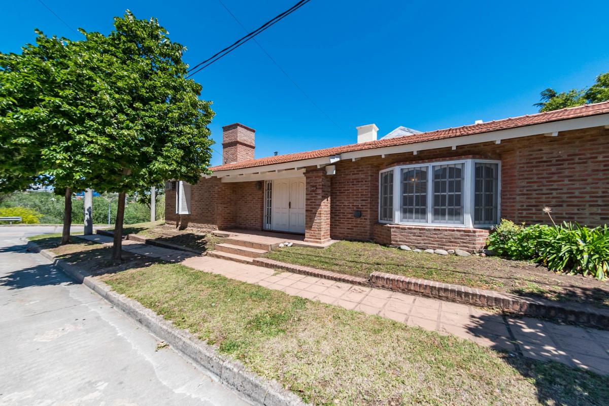 Venta. Casa 3 Dorm. 4 Baños. Garage 2 Vehículos. Jardín y Pileta. Urca. Córdoba