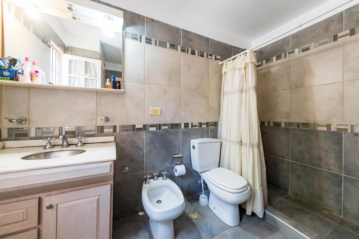 Venta. Casa 3 Dorm. 4 Baños. Garage 2 Vehículos. Jardín y Pileta. Urca. Córdoba