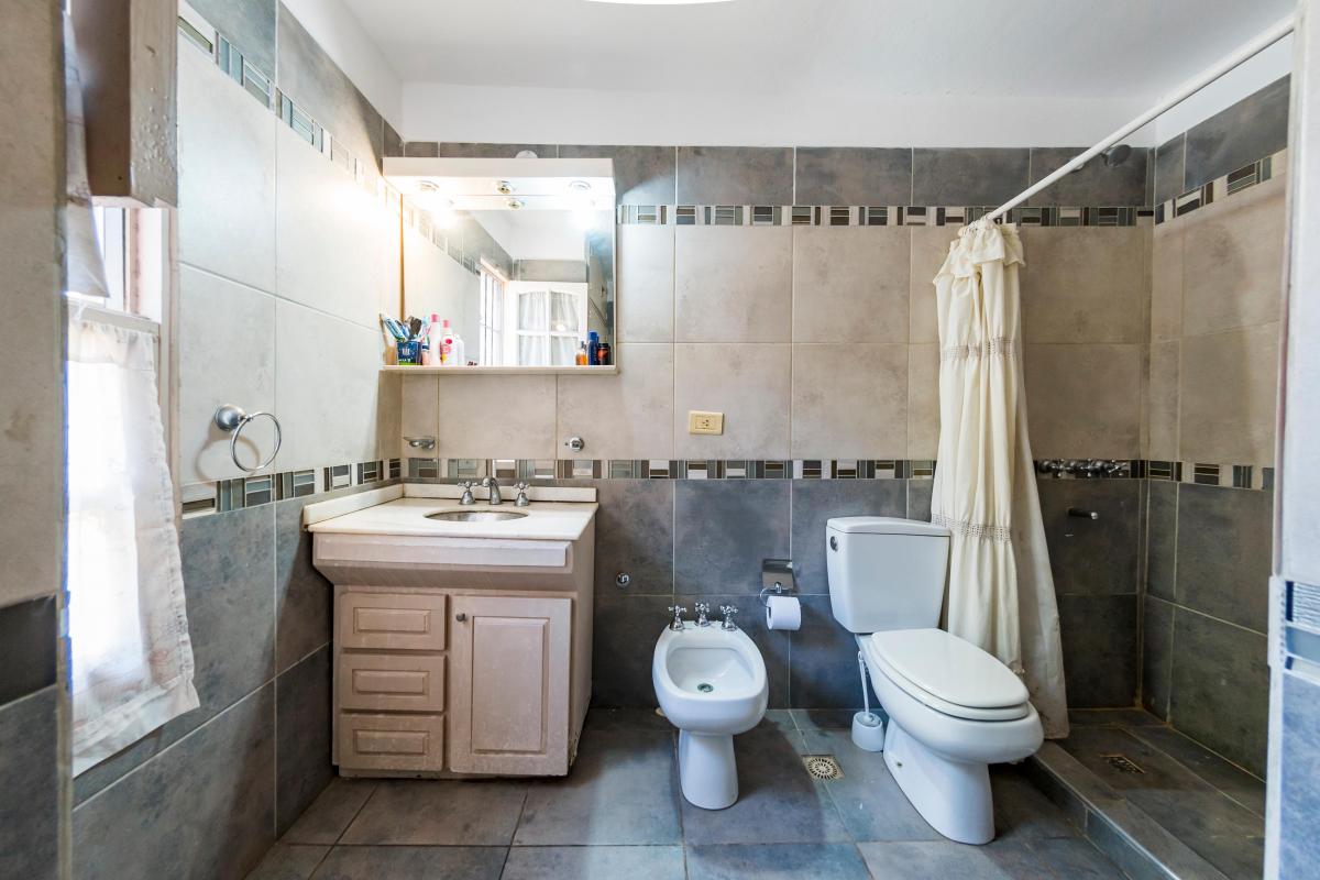Venta. Casa 3 Dorm. 4 Baños. Garage 2 Vehículos. Jardín y Pileta. Urca. Córdoba
