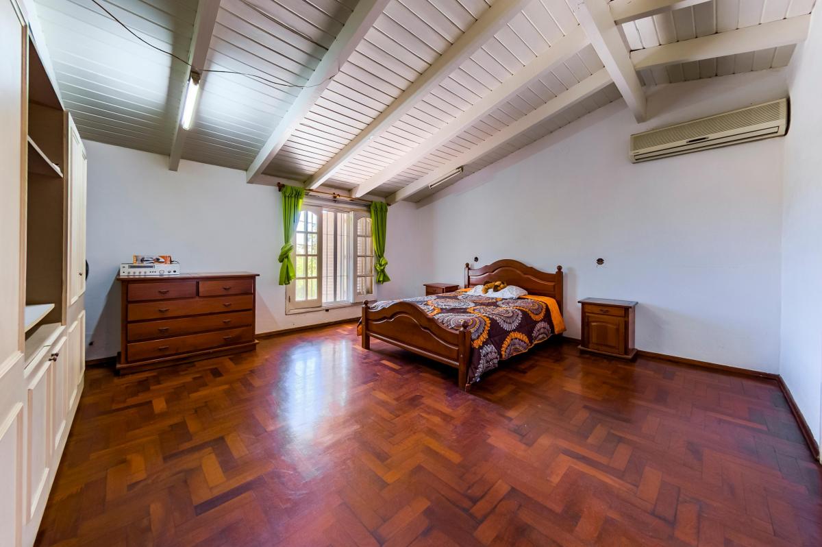 Venta. Casa 3 Dorm. 4 Baños. Garage 2 Vehículos. Jardín y Pileta. Urca. Córdoba
