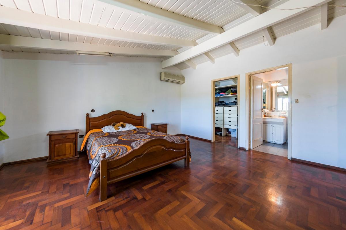 Venta. Casa 3 Dorm. 4 Baños. Garage 2 Vehículos. Jardín y Pileta. Urca. Córdoba