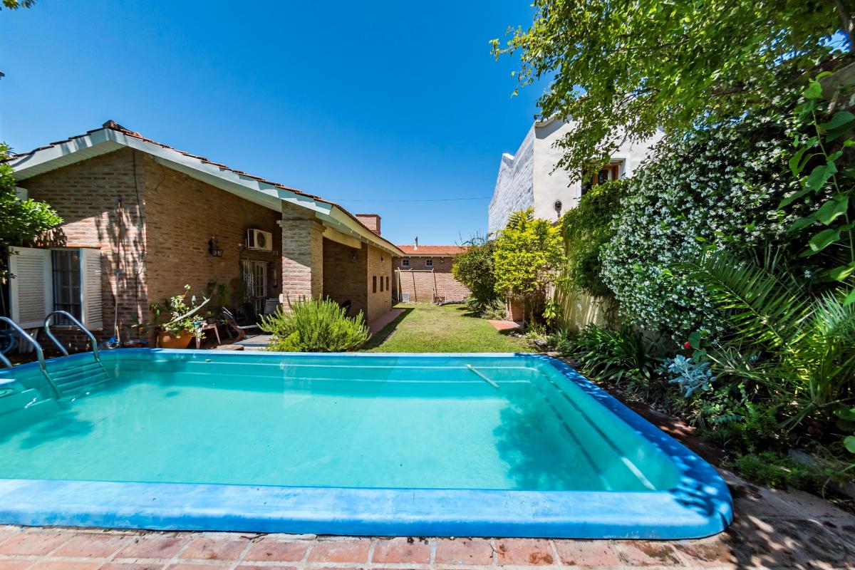 Venta. Casa 3 Dorm. 4 Baños. Garage 2 Vehículos. Jardín y Pileta. Urca. Córdoba