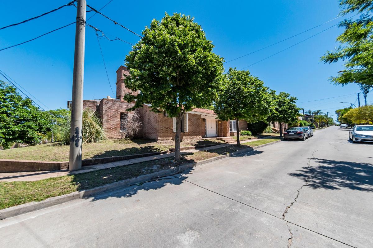 Venta. Casa 3 Dorm. 4 Baños. Garage 2 Vehículos. Jardín y Pileta. Urca. Córdoba