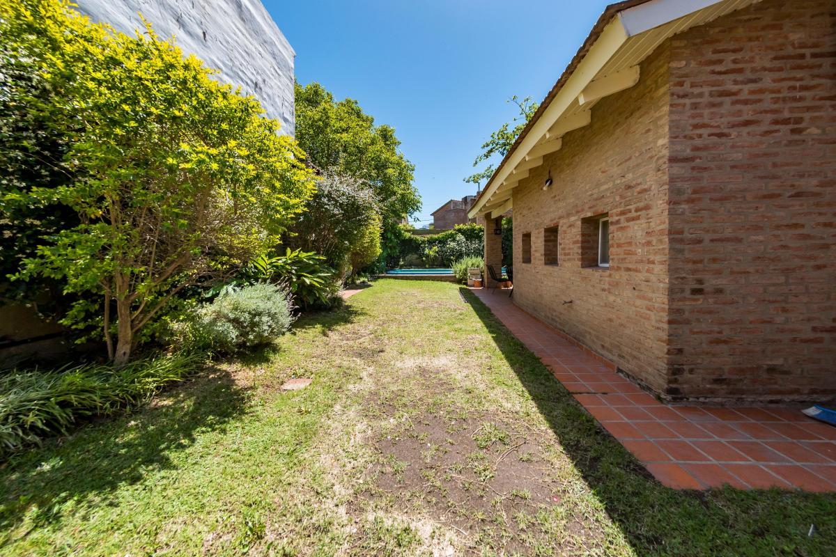Venta. Casa 3 Dorm. 4 Baños. Garage 2 Vehículos. Jardín y Pileta. Urca. Córdoba