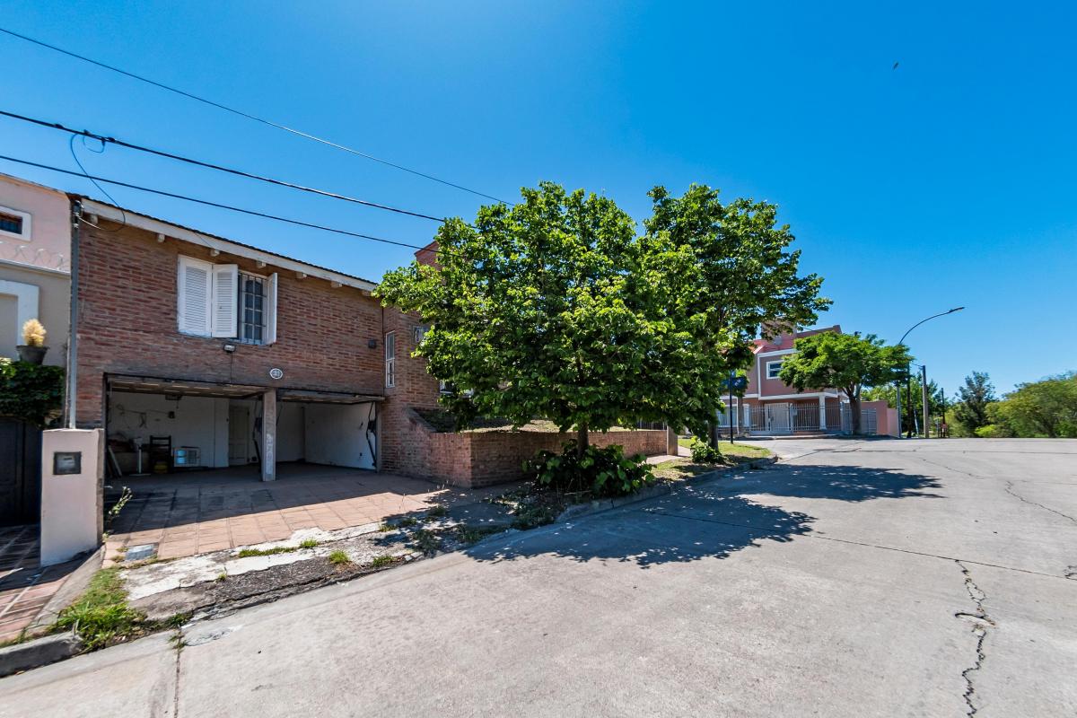Venta. Casa 3 Dorm. 4 Baños. Garage 2 Vehículos. Jardín y Pileta. Urca. Córdoba