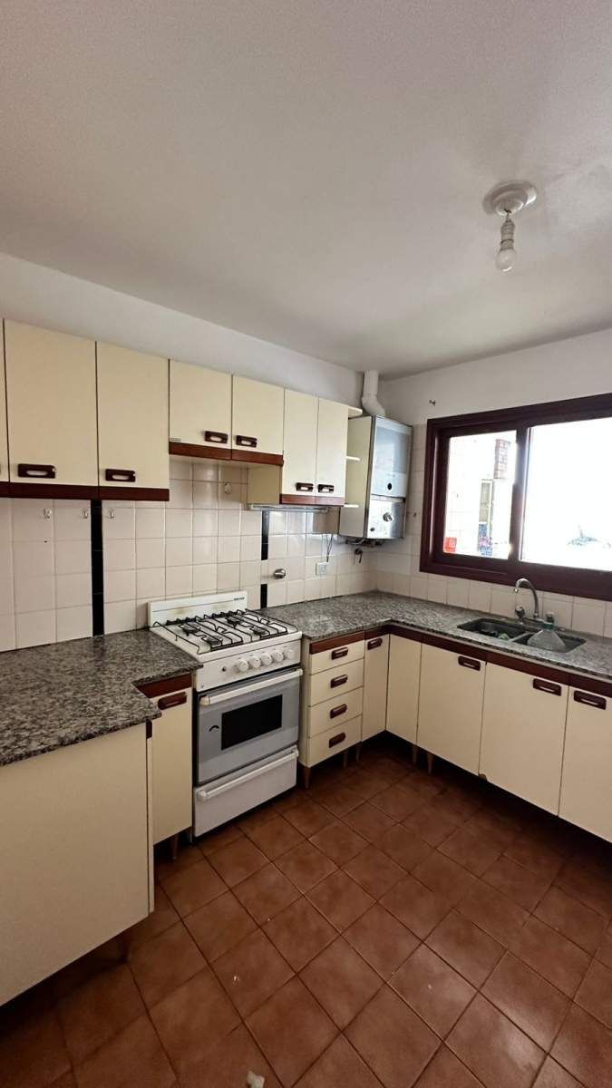 Dpto 3 dorm.c balcón. B General Paz. Venta.