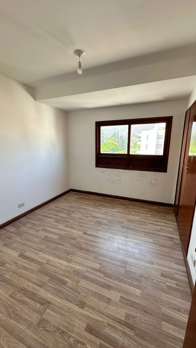 Dpto 3 dorm.c balcón. B General Paz. Venta.