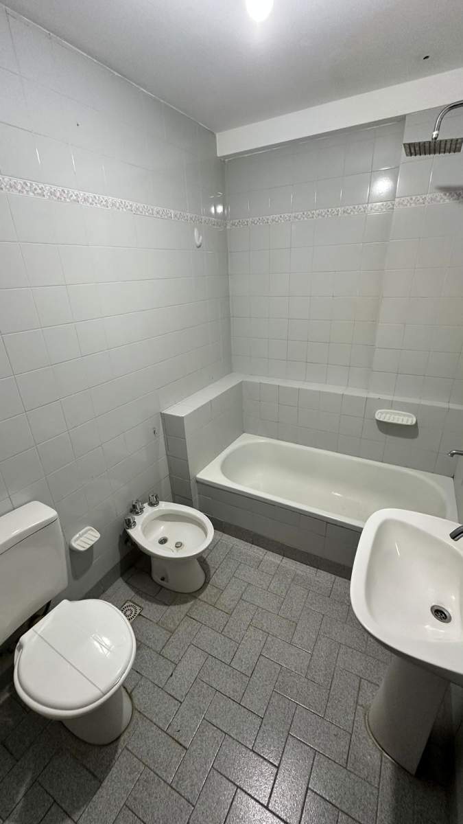 Dpto 3 dorm.c balcón. B General Paz. Venta.
