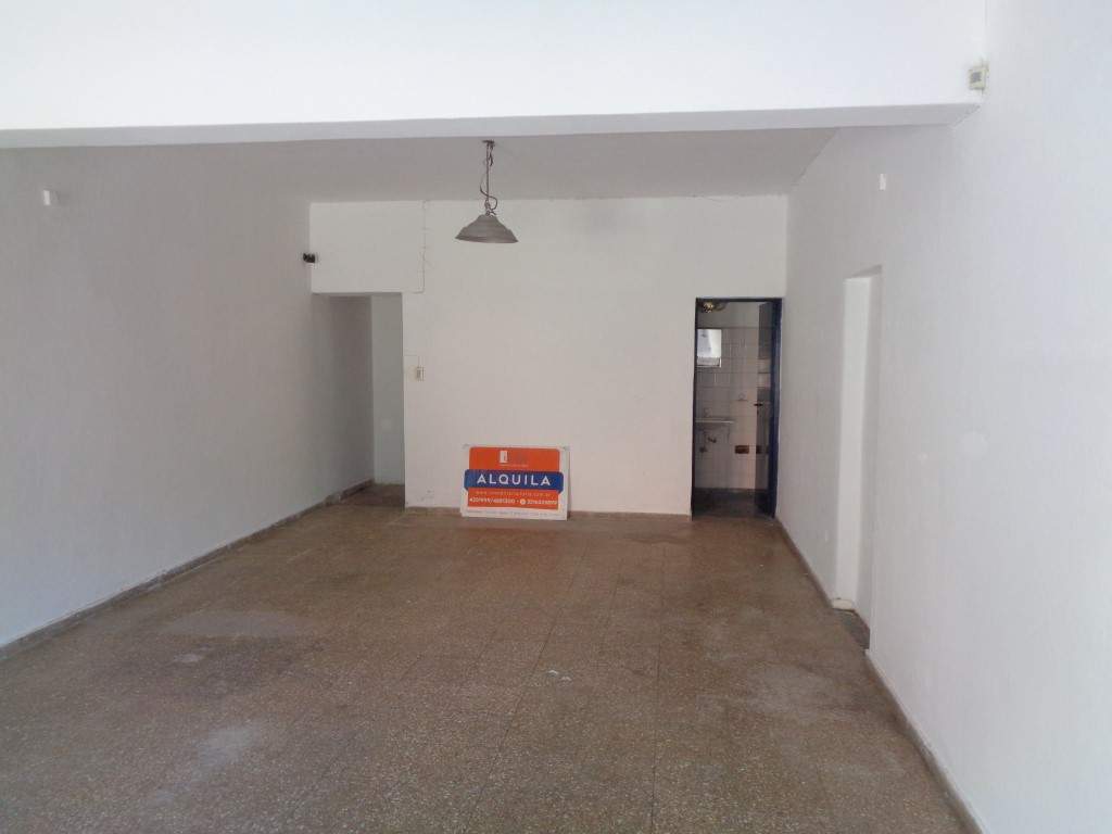 Barrio San Martín - Local Comercial Externo, Amplio y Luminoso con Vidriera a la Calle, Depósito y Baño Privado