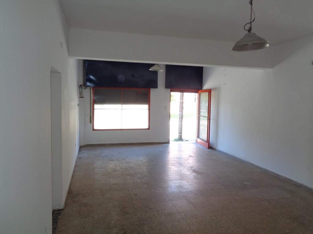 Barrio San Martín - Local Comercial Externo, Amplio y Luminoso con Vidriera a la Calle, Depósito y Baño Privado