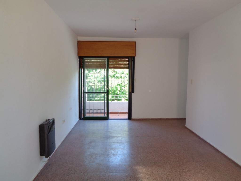 Barrio Villa Cabrera - Casa de 2 Dormitorios, Amplia y Luminosa con Cochera Cubierta, Escritorio, Balcón y Terraza Amplia con Asador