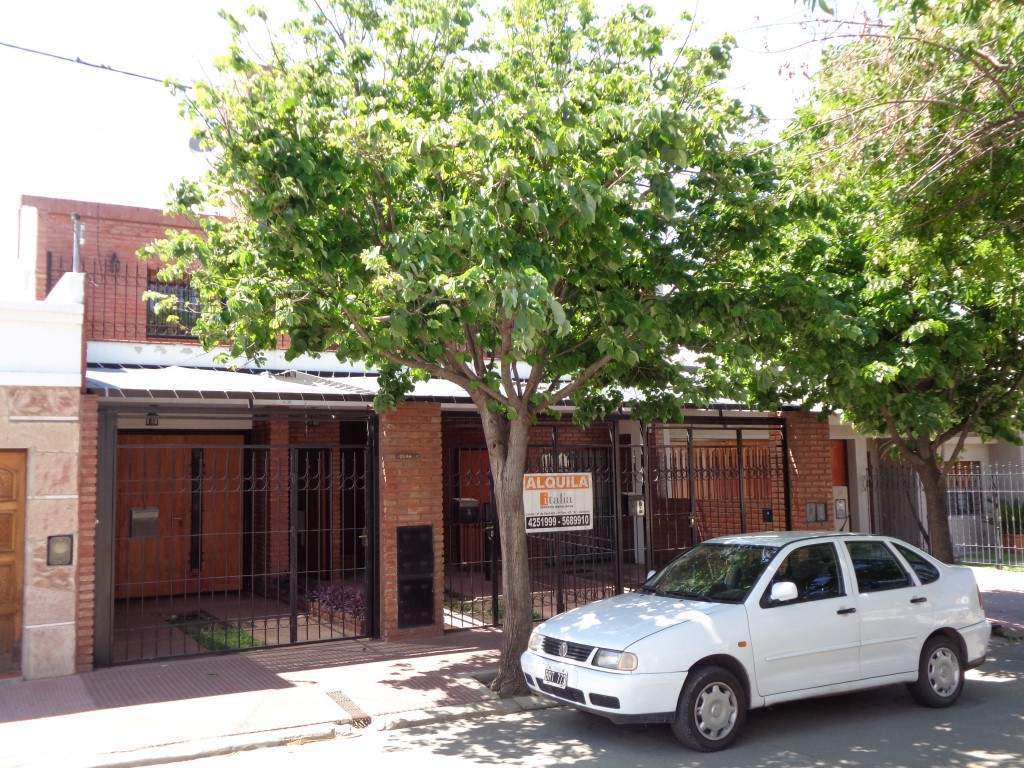 Barrio Villa Cabrera - Casa de 2 Dormitorios, Amplia y Luminosa con Cochera Cubierta, Escritorio, Balcón y Terraza Amplia con Asador