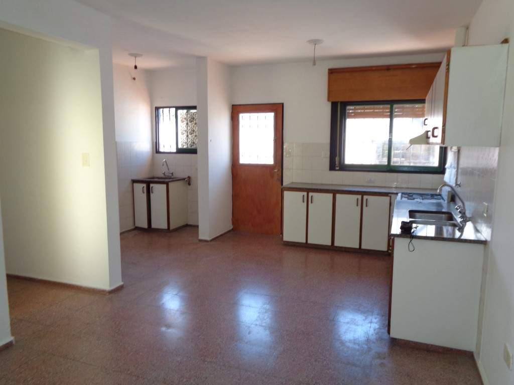 Barrio Villa Cabrera - Casa de 2 Dormitorios, Amplia y Luminosa con Cochera Cubierta, Escritorio, Balcón y Terraza Amplia con Asador