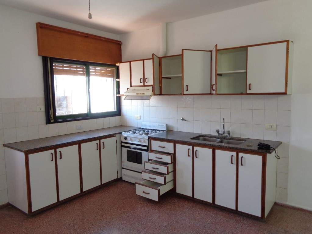 Barrio Villa Cabrera - Casa de 2 Dormitorios, Amplia y Luminosa con Cochera Cubierta, Escritorio, Balcón y Terraza Amplia con Asador