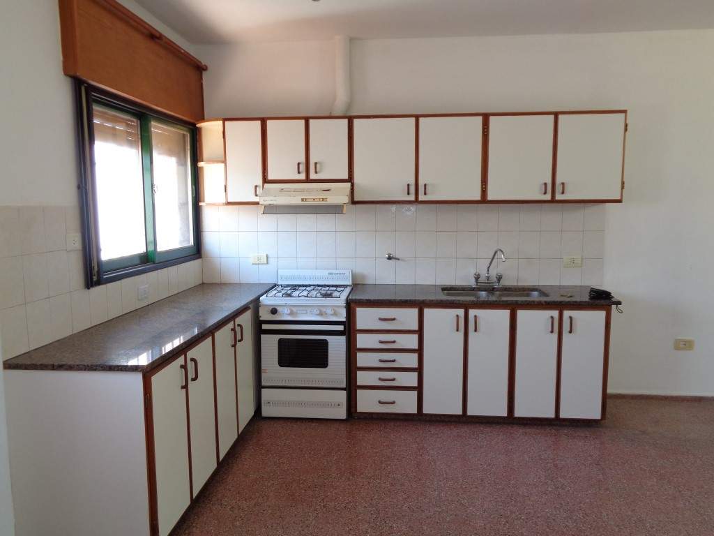 Barrio Villa Cabrera - Casa de 2 Dormitorios, Amplia y Luminosa con Cochera Cubierta, Escritorio, Balcón y Terraza Amplia con Asador