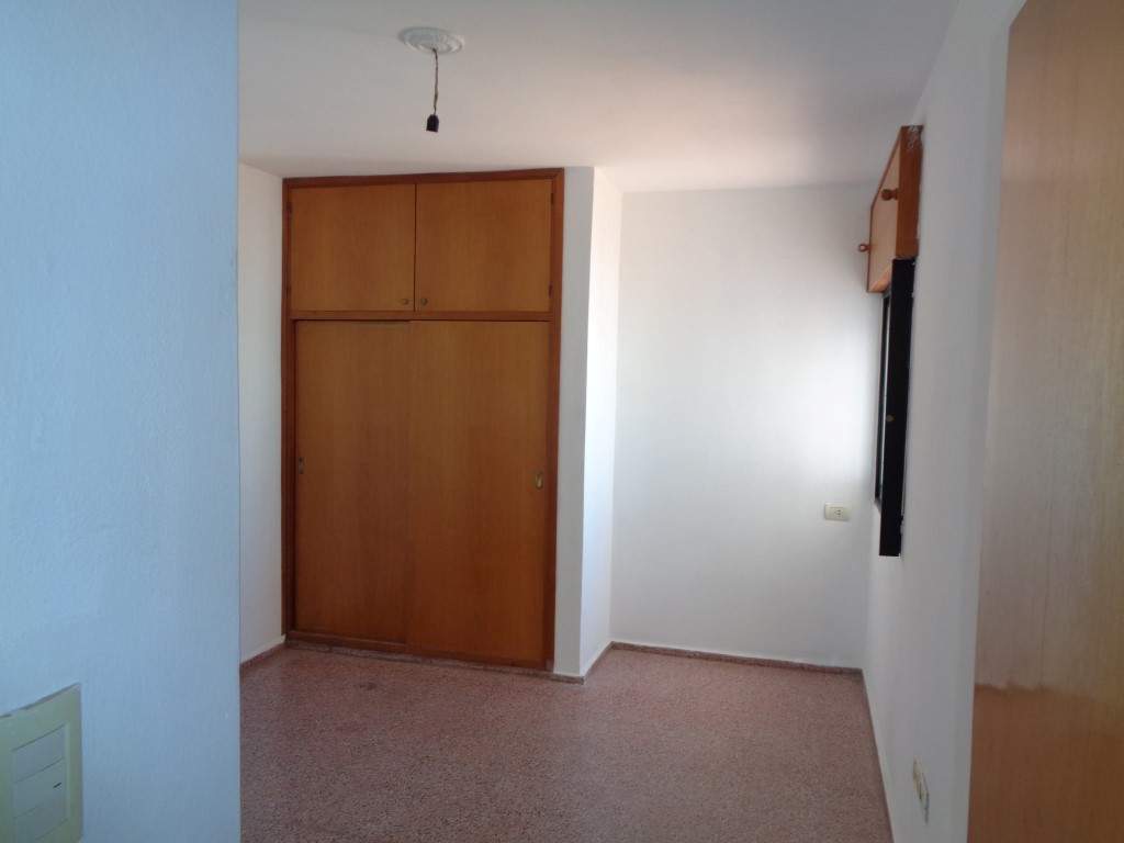 Barrio Villa Cabrera - Casa de 2 Dormitorios, Amplia y Luminosa con Cochera Cubierta, Escritorio, Balcón y Terraza Amplia con Asador