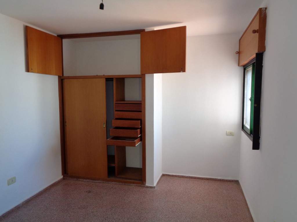 Barrio Villa Cabrera - Casa de 2 Dormitorios, Amplia y Luminosa con Cochera Cubierta, Escritorio, Balcón y Terraza Amplia con Asador