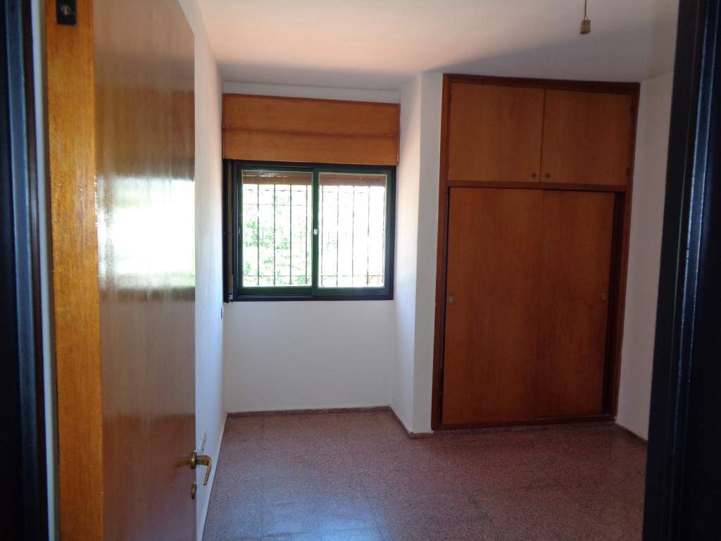 Barrio Villa Cabrera - Casa de 2 Dormitorios, Amplia y Luminosa con Cochera Cubierta, Escritorio, Balcón y Terraza Amplia con Asador