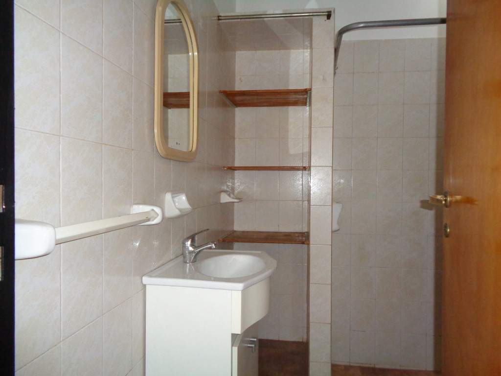 Barrio Villa Cabrera - Casa de 2 Dormitorios, Amplia y Luminosa con Cochera Cubierta, Escritorio, Balcón y Terraza Amplia con Asador