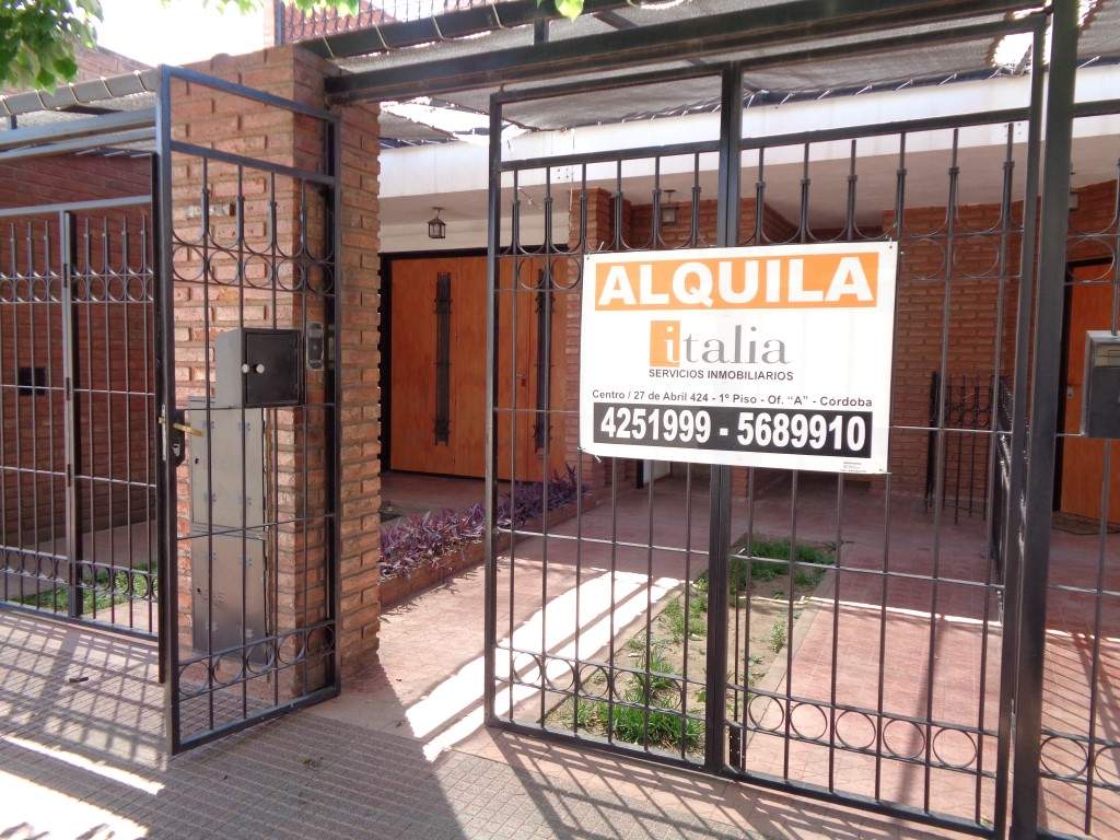 Barrio Villa Cabrera - Casa de 2 Dormitorios, Amplia y Luminosa con Cochera Cubierta, Escritorio, Balcón y Terraza Amplia con Asador