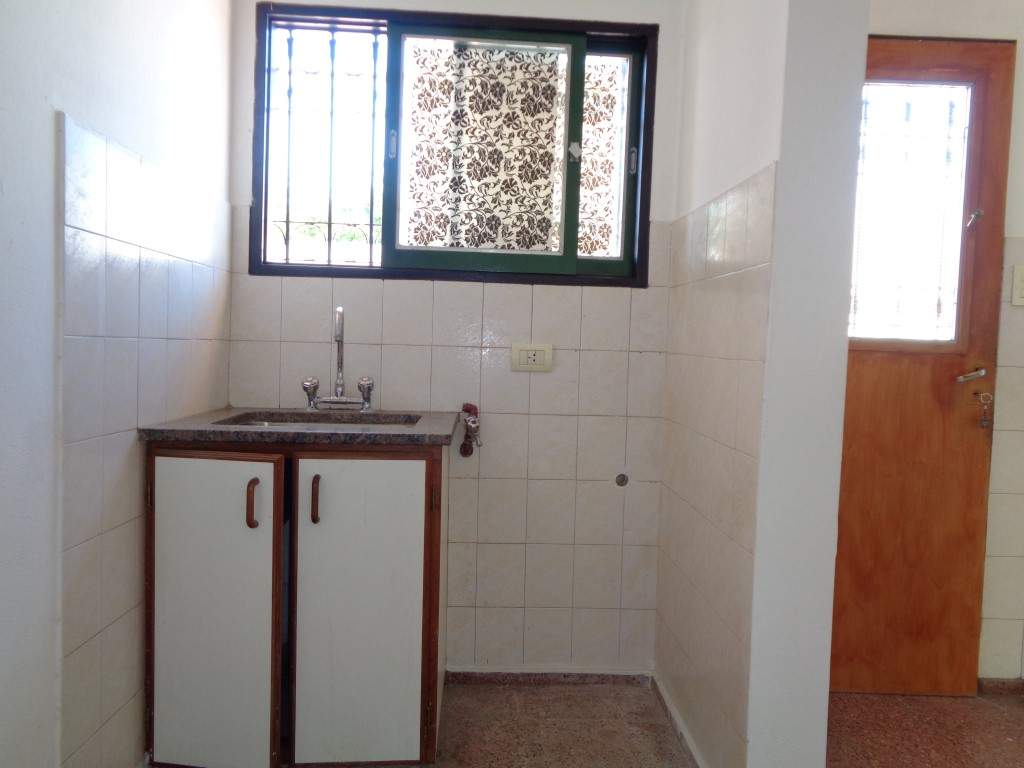 Barrio Villa Cabrera - Casa de 2 Dormitorios, Amplia y Luminosa con Cochera Cubierta, Escritorio, Balcón y Terraza Amplia con Asador