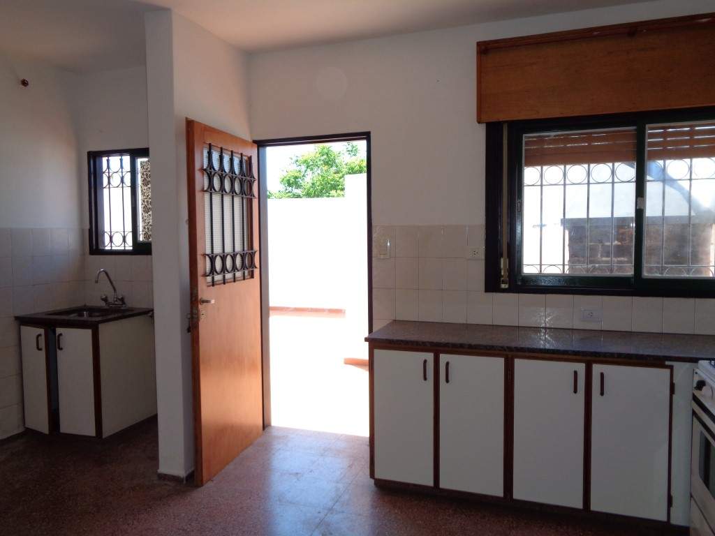 Barrio Villa Cabrera - Casa de 2 Dormitorios, Amplia y Luminosa con Cochera Cubierta, Escritorio, Balcón y Terraza Amplia con Asador