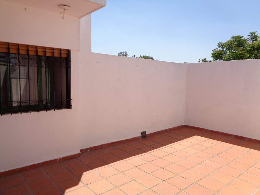 Barrio Villa Cabrera - Casa de 2 Dormitorios, Amplia y Luminosa con Cochera Cubierta, Escritorio, Balcón y Terraza Amplia con Asador