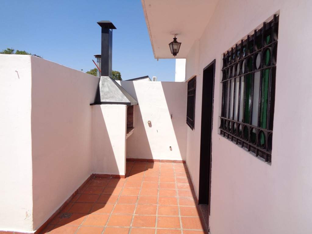 Barrio Villa Cabrera - Casa de 2 Dormitorios, Amplia y Luminosa con Cochera Cubierta, Escritorio, Balcón y Terraza Amplia con Asador